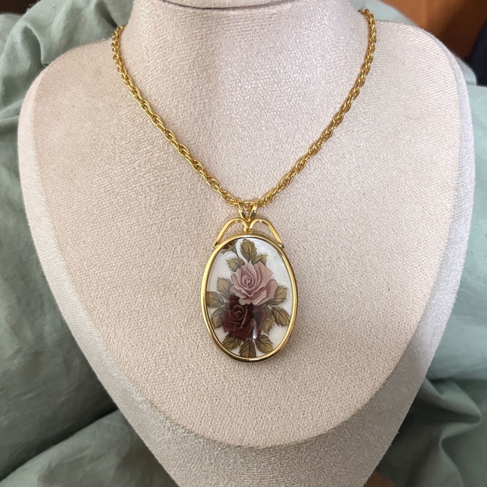 Gold Floral Pendant Necklace with Roses